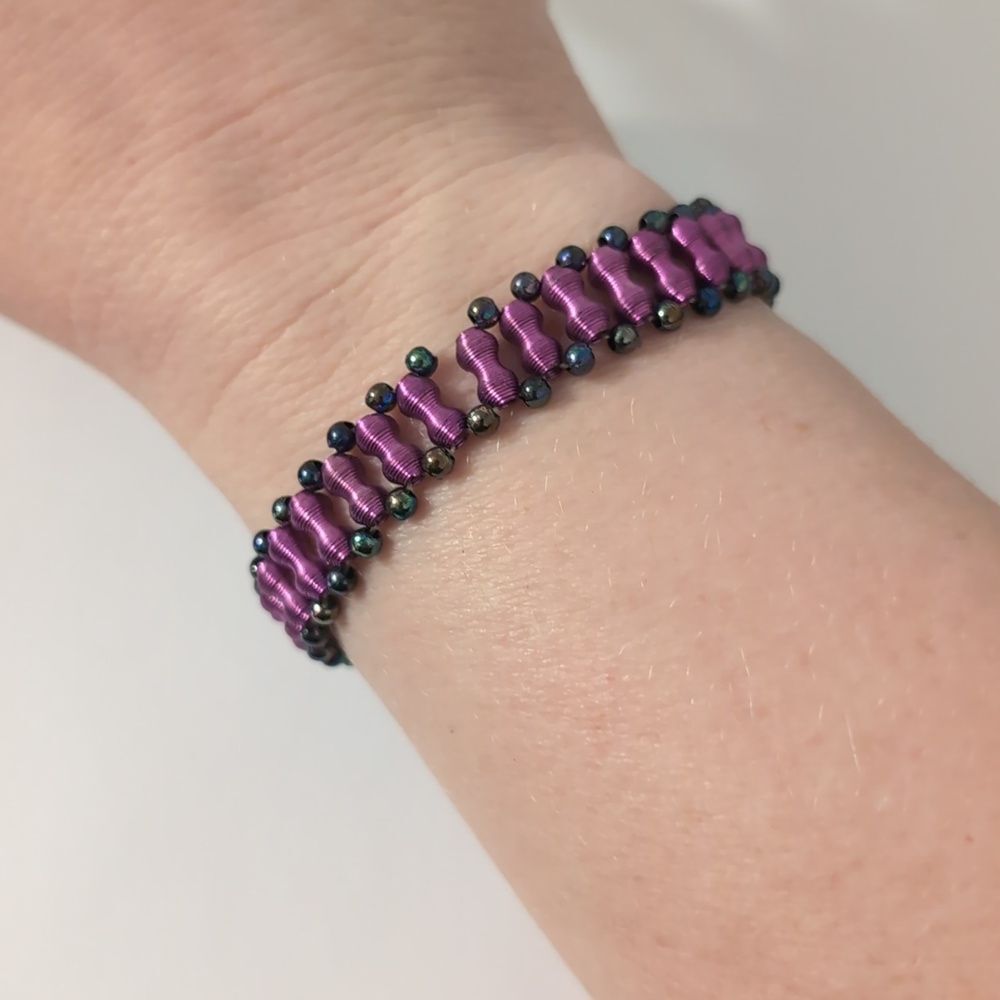 572 Purple Wire Iridescent‎ Beaded Stretch Bracelet